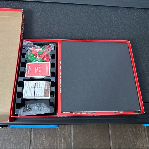 Hasbro Monopoly Game with Green and Red Box French Board Game New - Picture 3 of 3